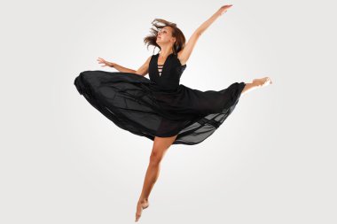 genç kadın dansçı atlama