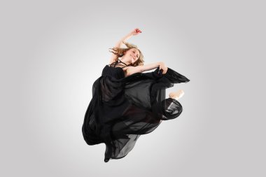 genç kadın dansçı atlama