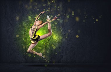 jimnastikçi elbise poz içinde genç bir kadın