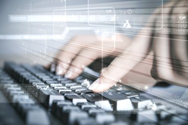 bilgisayar klavye ve sosyal medya görüntüleri
