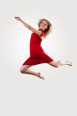 genç kadın dansçı atlama