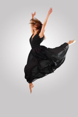 genç kadın dansçı atlama