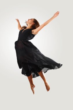 genç kadın dansçı atlama