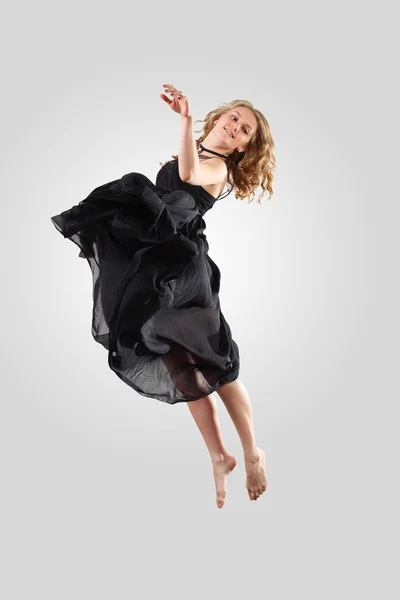 점프 하는 젊은 여성 댄서 — 스톡 사진