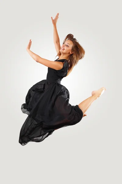 점프 하는 젊은 여성 댄서 — 스톡 사진