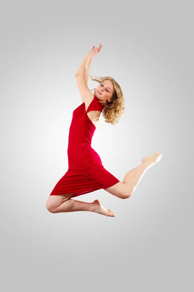 Joven bailarina saltando — Foto de Stock