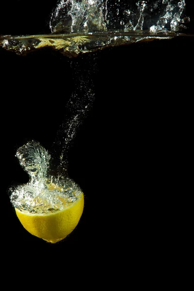 Verse citroen onder water — Stockfoto