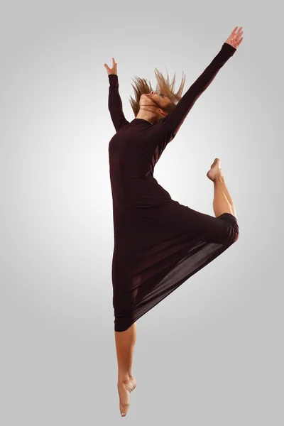 Young female dancer jumping — Stock Photo, Image