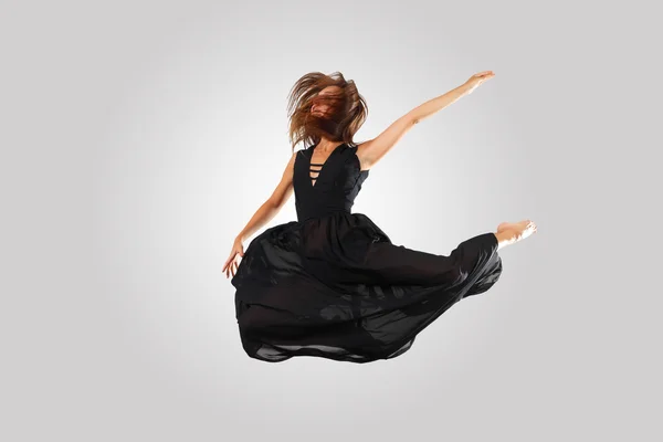 Young female dancer jumping — Stock Photo, Image