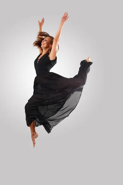 若い女性ダンサー ジャンプ — ストック写真