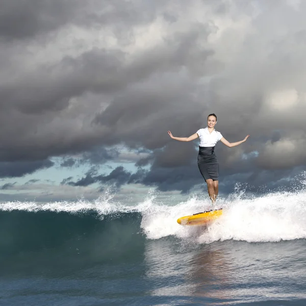 Jovem empresário surfando nas ondas — Fotografia de Stock