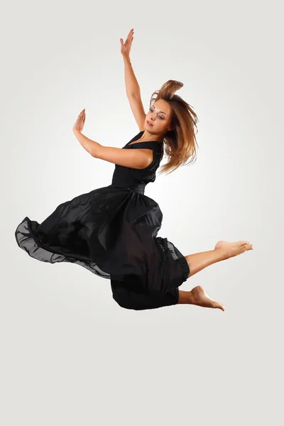 Unga kvinnliga dansare hoppning — Stockfoto