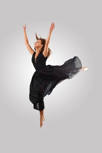 Unga kvinnliga dansare hoppning — Stockfoto