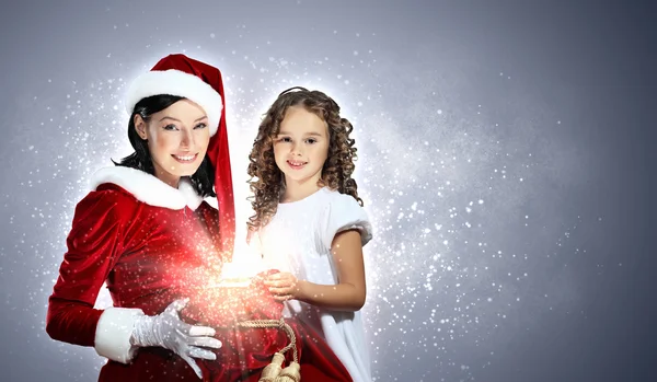 Niña con regalos de Navidad y santa —  Fotos de Stock