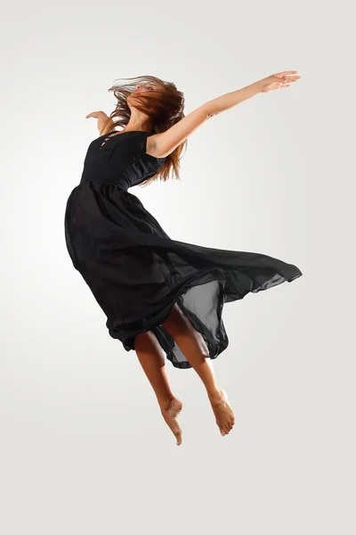 Νεαρή γυναίκα χορεύτρια άλμα — Φωτογραφία Αρχείου