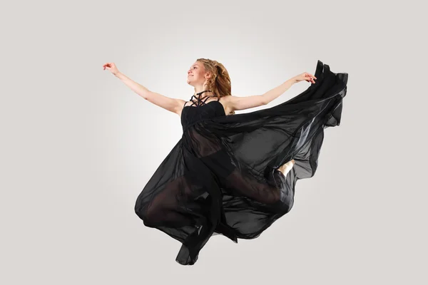 Young female dancer jumping — Stock Photo, Image