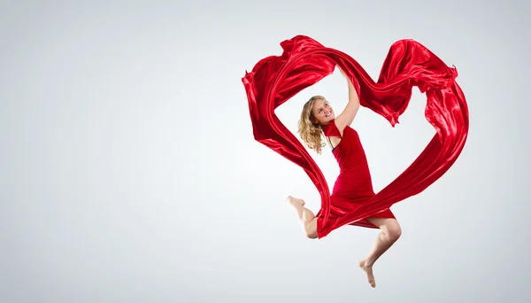 Jonge vrouw met vliegende stof dansen — Stockfoto