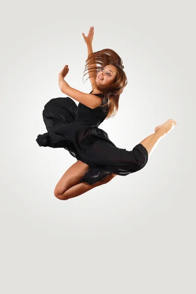 Junge Tänzerin springt — Stockfoto