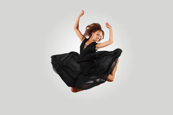 Mladá žena tanečnice skákání — Stock fotografie