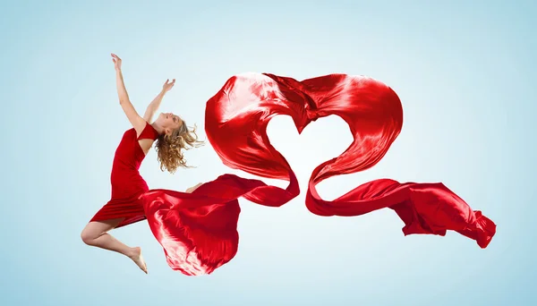 Jonge vrouw met vliegende stof dansen — Stockfoto