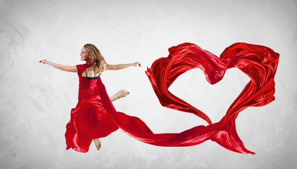 Jonge vrouw met vliegende stof dansen — Stockfoto