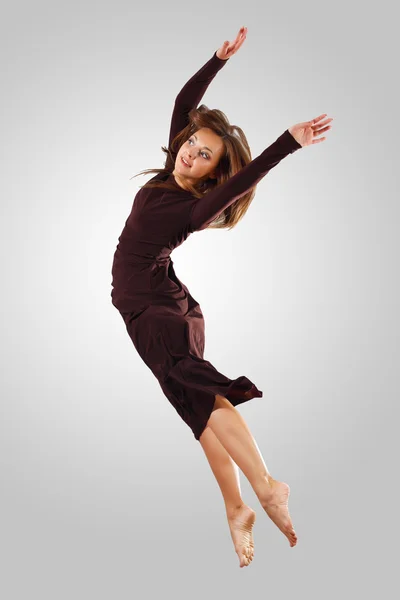 Genç kadın dansçı atlama — Stok fotoğraf