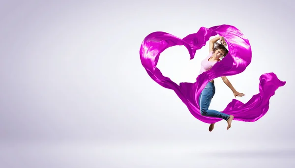 Mujer joven bailando con tela voladora —  Fotos de Stock