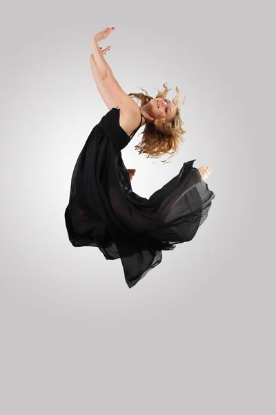 Young female dancer jumping — Stock Photo, Image