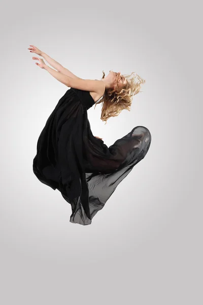 跳跃的年轻女舞 — 图库照片