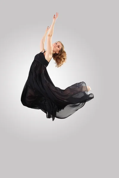 Młody tancerz kobiece, skoki — Zdjęcie stockowe