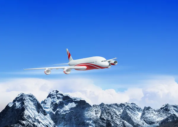 Fehér utasszállító repülőgép a hegyek felett — Stock Fotó