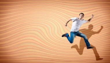 Genç adam dans ediyor ve zıplıyor...