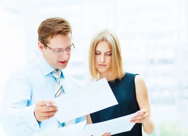 Twee jonge bedrijf collega 's. — Stockfoto