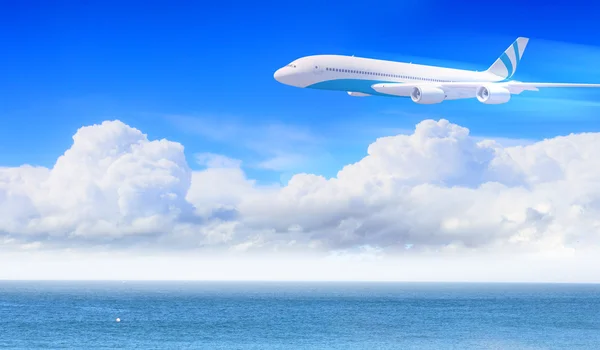 Avión de pasajeros blanco en el cielo azul — Foto de Stock