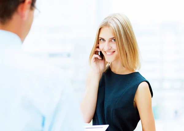 Dos jóvenes colegios empresariales . — Foto de Stock