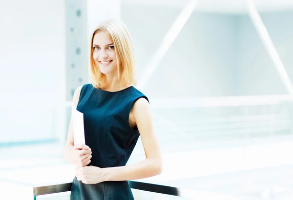 Ung vacker affärskvinna... — Stockfoto