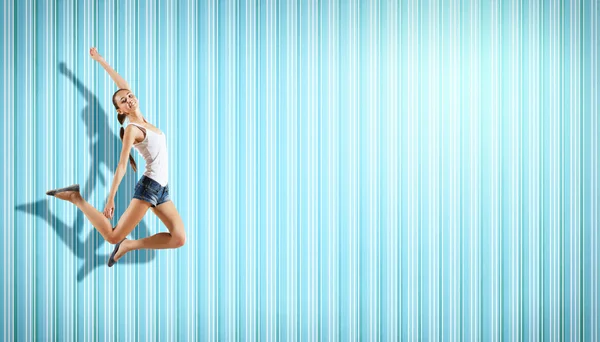 Ung kvinna dansar och hoppar... — Stockfoto