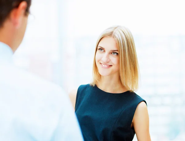 Twee jonge bedrijf collega 's. — Stockfoto