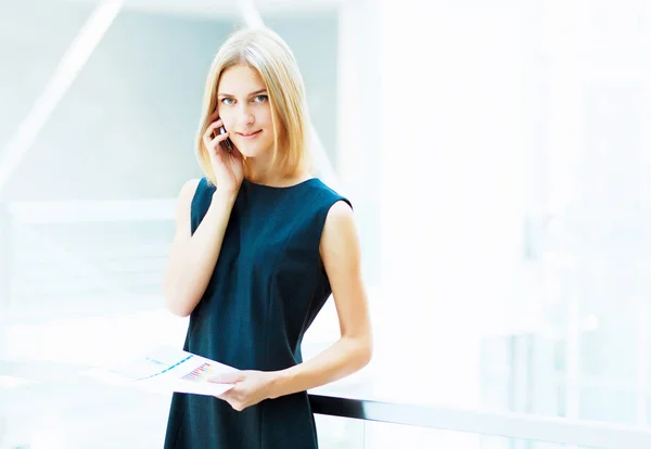 Young pretty business woman... — Stock Photo, Image