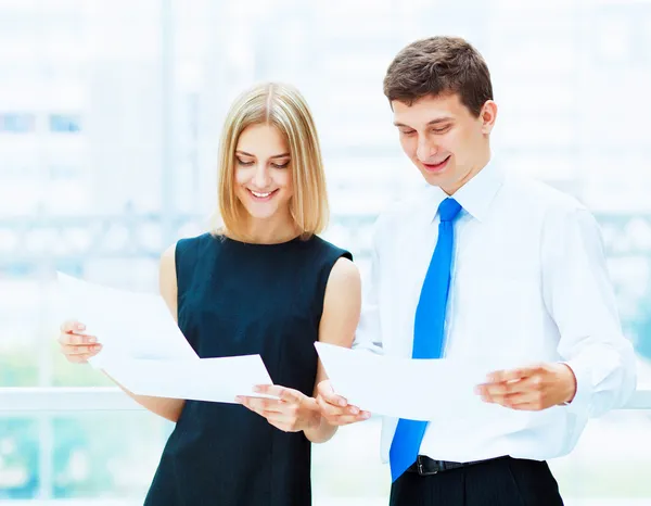 Dos jóvenes colegios empresariales . — Foto de Stock