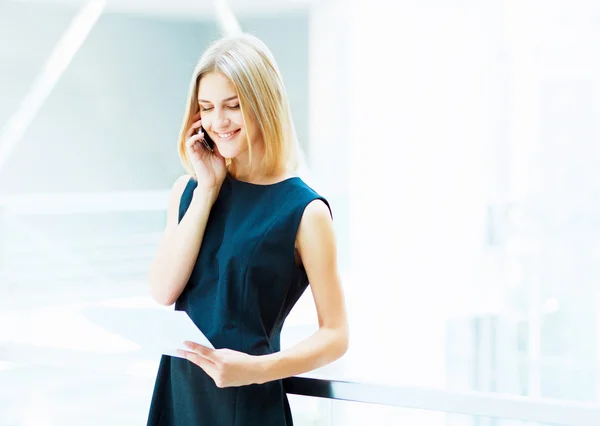 Joven bonita mujer de negocios ... — Foto de Stock