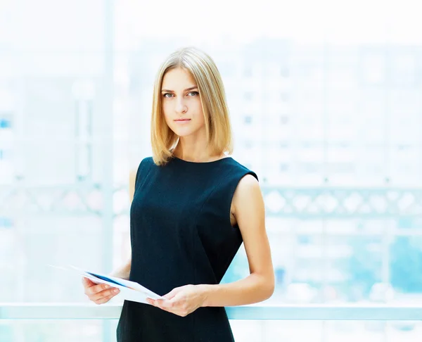 Young pretty business woman... — Stock Photo, Image