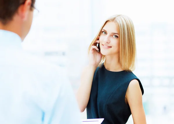 Dos jóvenes colegios empresariales . — Foto de Stock