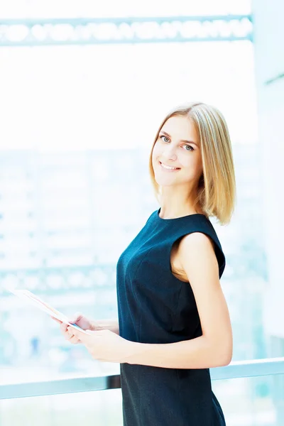 Young pretty business woman... — Stock Photo, Image