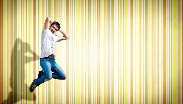 Genç adam dans ediyor ve zıplıyor... — Stok fotoğraf