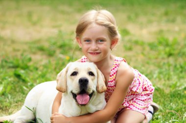 köpeği ile küçük kız