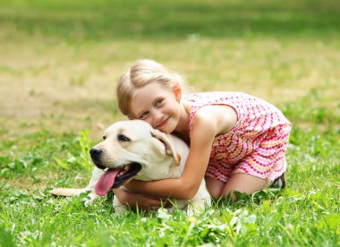 köpeği ile küçük kız