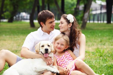 Mutlu aile dışarıda eğleniyor.