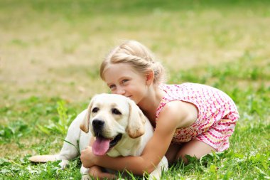 köpeği ile küçük kız