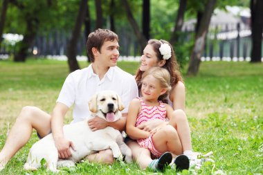 Mutlu aile dışarıda eğleniyor.